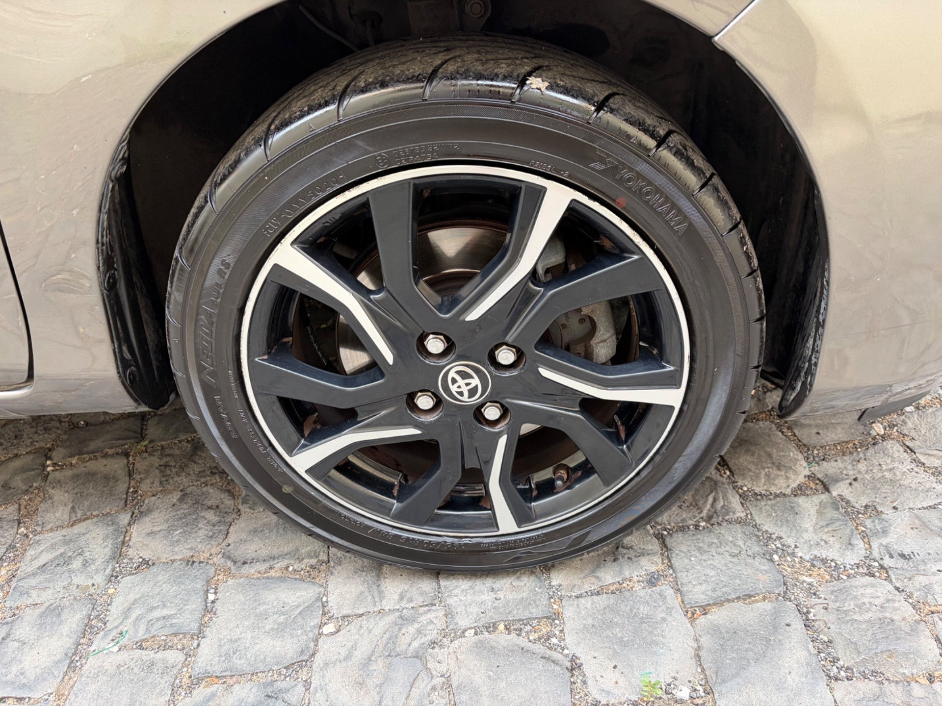 Toyota Yaris HYBRID CON TETTO PANORAMICO E CAMBIO AUTOMATICO